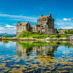 Eilean Donan Castle during a warm summer day - Dornie, Scotland Von Lukassek