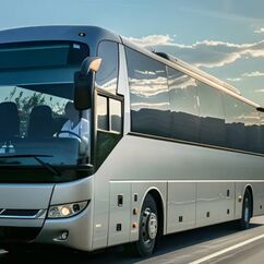 Reisebus auf der Autobahn: Komfortable Busreise mit Blick auf die Straße Von Seegraphie